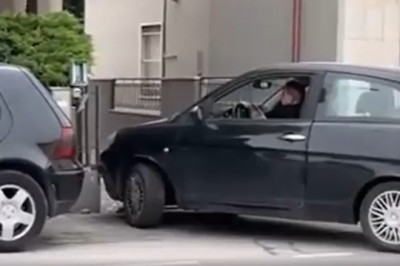 Desperat w aucie kontra brama. Gościa konkretnie poniosło 