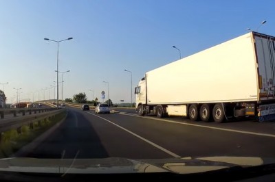 Kierowca ciężarówki odwala konkretną akcję, czyli szybki test hamulców