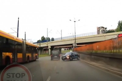 Nietypowe tańce Skody przy zmianie pasa ruchu zakończone kolizją