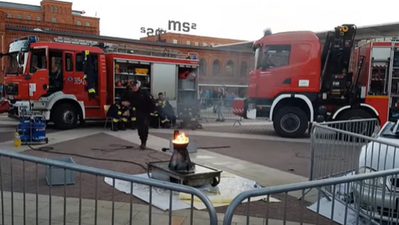 Strażacy prezentują dlaczego nie wolno gasić oleju wodą