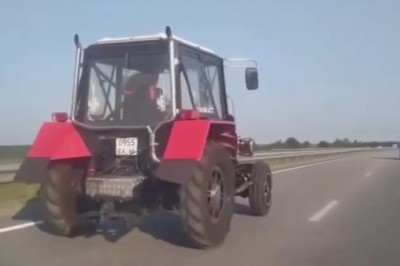 Lecisz sobie prawym pasem autostrady, a tu z lewej mija Cię traktor