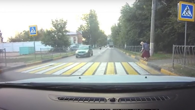 Zamyślony motocyklista kontra auto i zadyma w tle