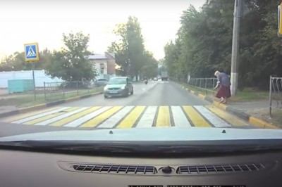 Zamyślony motocyklista kontra auto i zadyma w tle 