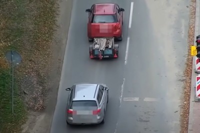 Policyjny dron i kierowcy ignorujący czerwone światło