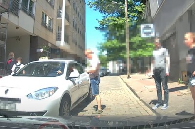 Kiedy myślisz, że jesteś królem dróg w taksówce, ale słoma z butów wystaje 