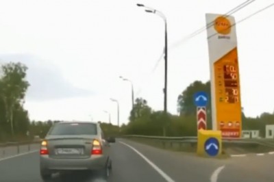 Szeryf drogowy kasuje swoje auto podczas próby dawania lekcji