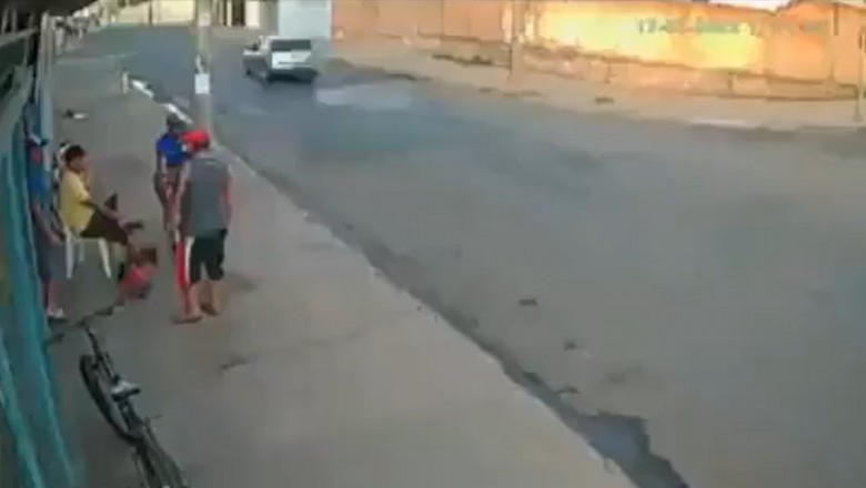 Mężczyzna w ostatniej chwili ratuje dziewczynkę przed wypadkiem