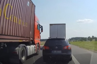 Szeryf w ciężarówce blokuje i spycha osobówki z pasa 