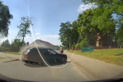 Kierowca BMW o mało nie wleciał w dwie osoby na skuterze
