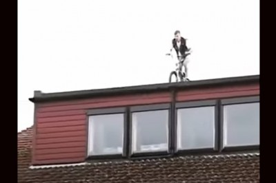 Młody mocno się przeliczył. To był bardzo nieudany skok z dachu