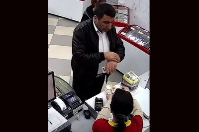 Pan szybkie rączki pokazuje sztuczkę ekspedientce