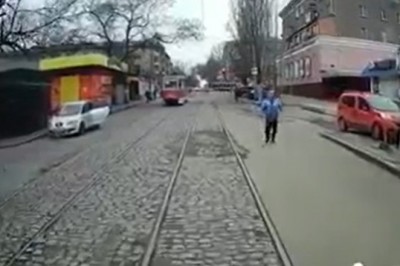 Motorniczy zamknął mu drzwi tuż przed nosem, facet postanowił mu się odwdzięczyć