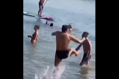 Mistrz wymyślonych sztuk walki relaksuje się nad wodą