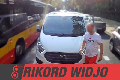Bezczelny kierowca blokuje ruch i jeszcze ma pretensje