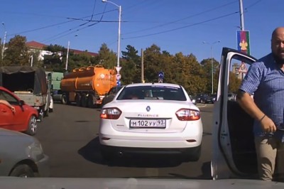 Wyskoczył z batem do innego kierowcy. Szybko pożałował