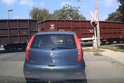 Cwaniak w BMW kontra typ z Fiata na przejeździe kolejowym 