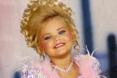 Mając 6 lat wygrała 300 konkursów piękności. W wieku 16 lat wygląda zupełnie inaczej