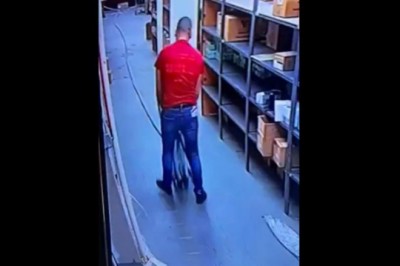 Facet w sklepie totalnie zaskoczony akcją od tyłu