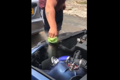 Dlaczego nie odkręca się chłodnicy z zagotowaną wodą? Ten gość już wie 