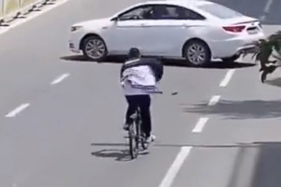 Kiedy lubisz jeździć rowerem z rękoma w kieszeniach, ale trafiasz na auto