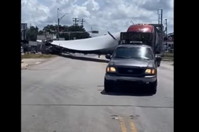 Wjechali z łopatą wiatraka prosto pod nadjeżdżający pociąg 