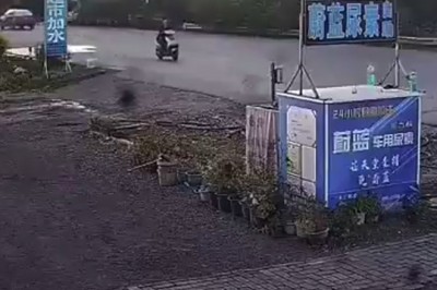 Jechał skuterem i nagle stał bez niego. Magiczna sztuczka na drodze 