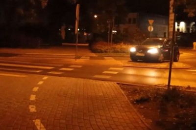 Nieudany popis driftu na rondzie w Złotowie. Koledzy wszystko nagrali