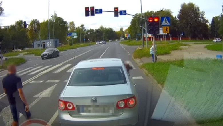 Zwrócił uwagę kierowcy, że dziecko wychylało się przez okno w czasie jazdy