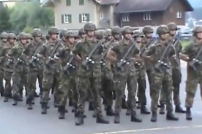 Żołnierze w mistrzowskim pokazie w stylu „We will rock you”