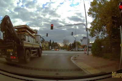 Hurtowy wjazd na czerwonym. Dla nich przepisy nie mają znaczenia