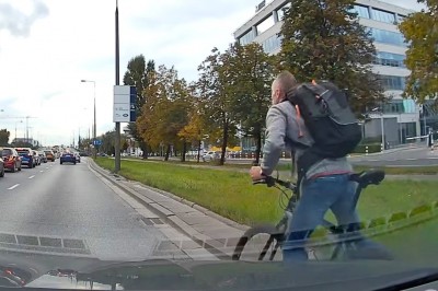 Wjechał rowerem w auto i zaczął uciekać. Twierdził, że to nie jego wina 