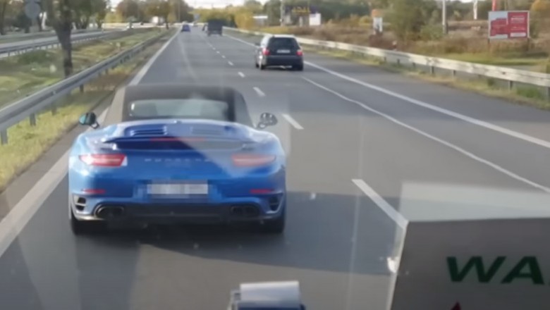 Kierowca Porsche daje lekcję kierowcy busa za wolną jazdę