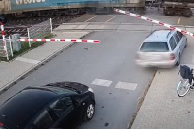 Wjechał autem wprost w jadący pociąg pomimo zamkniętego przejazdu