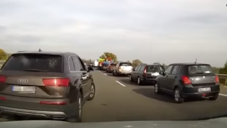Szeryf w Audi blokuje pas, żeby nikt nie był szybszy od niego
