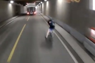 Rowerzysta kontra ciężarówka w tunelu. Ku przestrodze