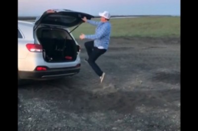 Gość i jego nieudana sztuczka z bagażnikiem