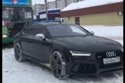 Audi RS7 vs miejski autobus. Na tego kozaka nie ma mocnych