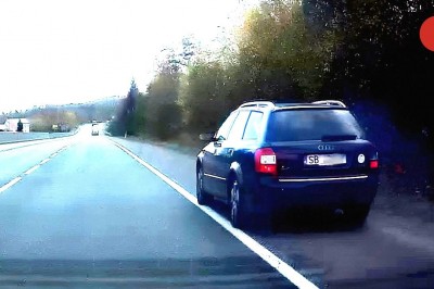 Passatem wyprzedzał poboczem i chodnikiem na skrzyżowaniu