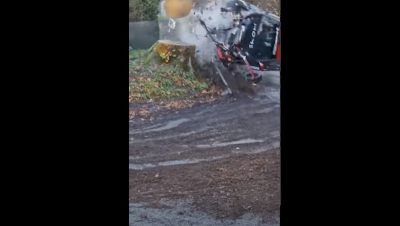 Mocne uderzenie w pień przy drodze na rajdzie Barbórka