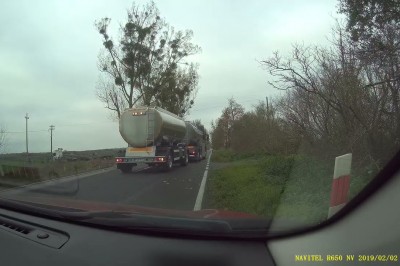 TIRem ściął drzewo po nieudanym wyprzedzaniu na wąskiej drodze