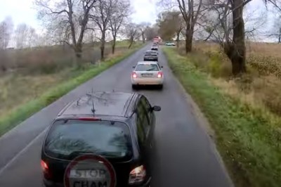 Szybka karma dla kierowcy, który wciskał się przed TIRa