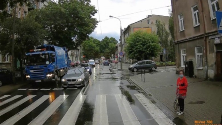 Iść czy nie iść? Kobieta i jej dziwna rozkmina na pasach