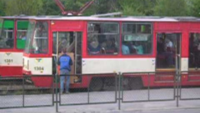 Kiedy chcesz przewieźć wersalkę tramwajem, ale ciężko ją załadować