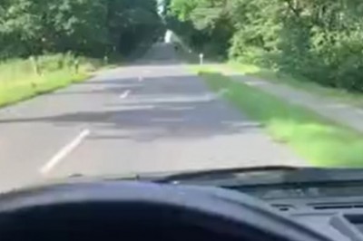 Postanowił zaskoczyć rowerzystę jadącego drogą zamiast ścieżką