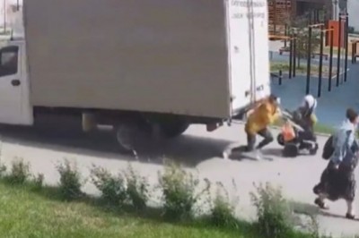 Spacerująca matka z dzieckiem kontra kierowca dostawczaka