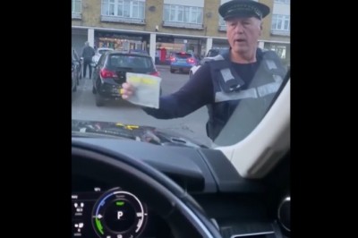 Cwaniak w Range Roverze kontra parkingowy. Szybko go wyjaśnił