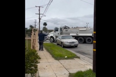 Wkurzony gość demoluje ciężarówką dom i samochód swojej byłej żony
