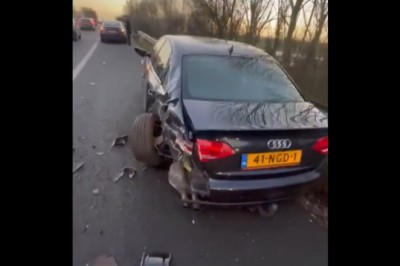 TIR spadł z wiaduktu wprost na VW Transportera