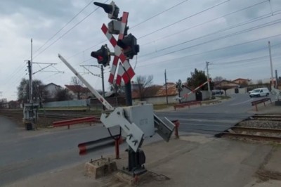 Pociąg jadący 150 km/h kontra dziadek na przejeździe kolejowym