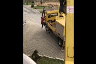 Operator podnośnika kontra kobieta. To jest  konkretny żarcik